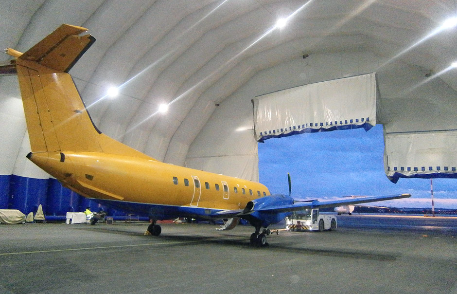 Inflatable aircraft hangar